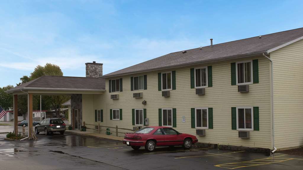 Hotel Super 8 By Wyndham Berlin Wi Exterior foto